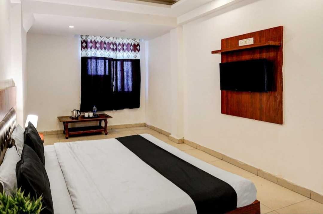 Hotel O Anshu B&B Нью-Дели Экстерьер фото