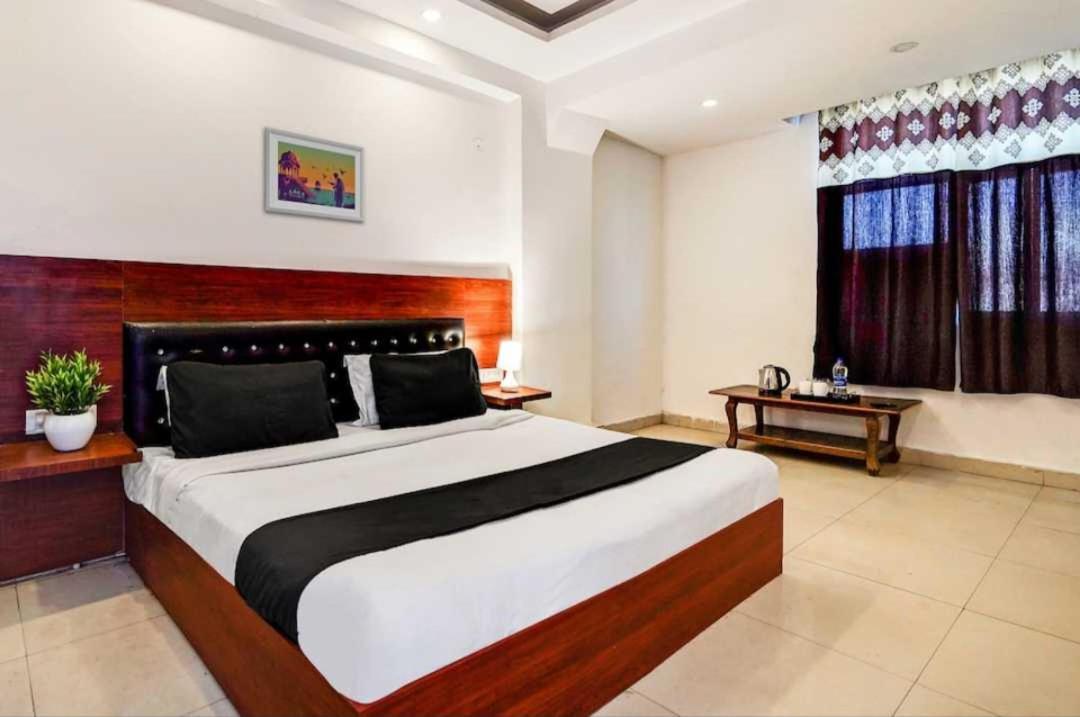 Hotel O Anshu B&B Нью-Дели Экстерьер фото