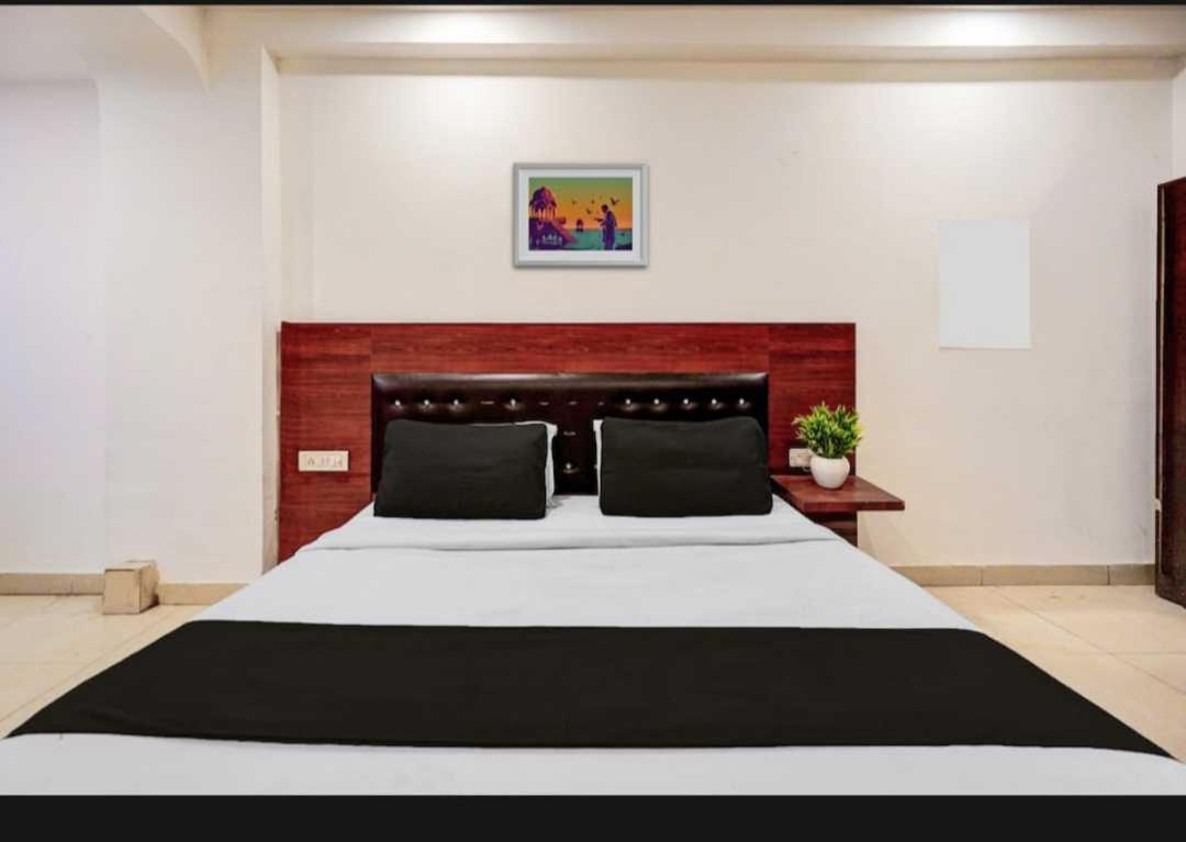 Hotel O Anshu B&B Нью-Дели Экстерьер фото
